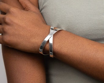 Brazalete cruzado de plata personalizado