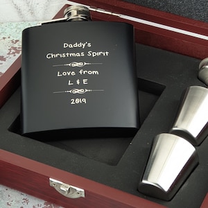 Set de regalo de petaca negra personalizada con tazas grabadas