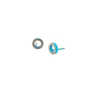 Puede incluir: Un par de pequeños pendientes redondos de plata con un revestimiento de esmalte azul turquesa. Los pendientes tienen un diseño simple y minimalista.