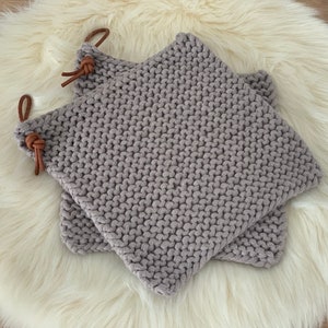 Knitted pot holder coasters in a set of 2
