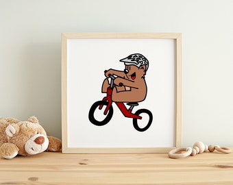 Könnte beinhalten: Gerahmter Druck mit einem Cartoon-Bären auf einem roten Laufrad. Der Bär trägt einen weiß-schwarzen Helm und hat einen wütenden Gesichtsausdruck. Das Kunstwerk befindet sich vor einem weißen Hintergrund mit einem Holzrahmen.