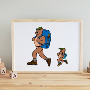 Papa Bear i Baby Bear Hiking Wall Art Print | Wall Art Print do pokoju dziecięcego | zwierzęta piesze wycieczki plecak sztuka pokój dziecięcy kreskówka wystrój