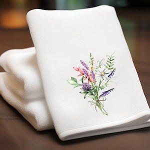 Spring Bouquet Fingertip Towel, Luxury White Towel, Floral Bathroom Décor, Floral Fingertip Towel, Guest Bath Décor, Soft Fingertip Towel