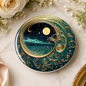 Peut inclure: Une assiette décorative ronde avec un motif turquoise et doré. Le centre présente une scène de nuit avec une pleine lune, des étoiles et des montagnes. L'assiette a une bordure dorée et des motifs tourbillonnants ornés.