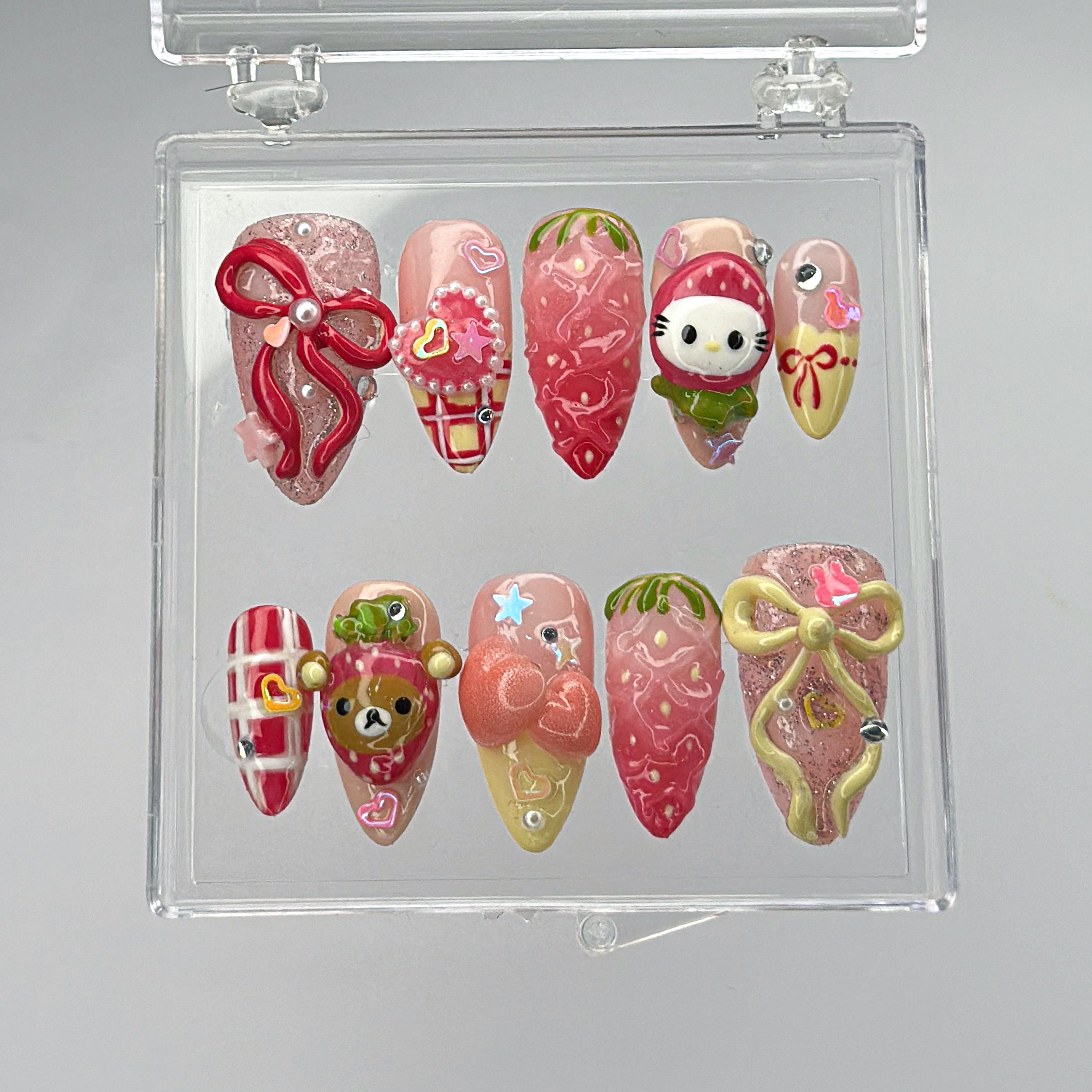 かわいいイチゴのプレスオンネイル、キュートな3Dハローキティネイル