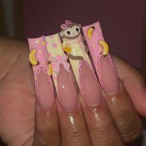 Unghie finte kawaii a forma di scimmia, nail art 3D con banana, unghie rosa divertenti con disegni di cartoni animati, unghie finte pastello giocose, unghie con adorabili animali, unghie con scimmietta