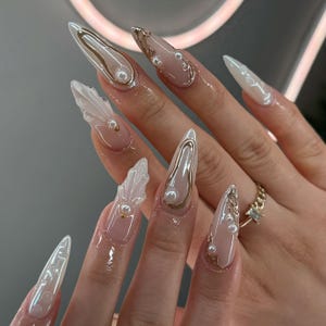 Free Style mit 3D Gel und weißen Perlen Lange Stiletto Press-On-Nägel, Handbemalte Gothic Fake Nägel, Y2K Emo Chrome Nägel