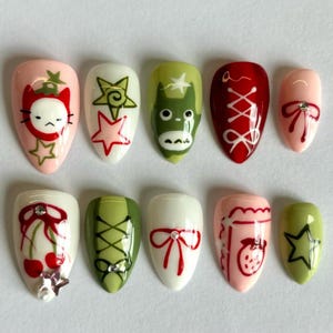 Uñas postizas con dibujos animados extravagantes, diseños únicos de dibujos animados, decoradas a mano con personajes adorables, diseños modernos de dibujos animados y anime