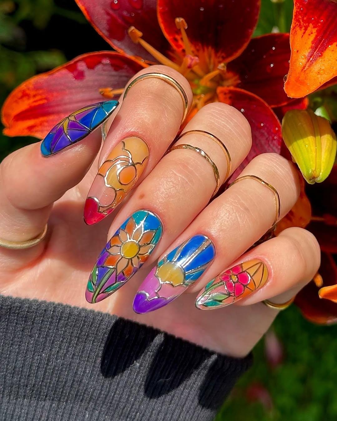 ステンドグラスフラワーのプレスオンネイル、手描きのカラフルな夏の
