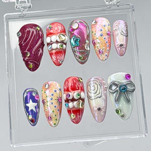 Y2K Grunge Press On Nails, Einzigartige 3D-Nailart in Rot und Chrom für mutige Fashionistas, von der Galaxie inspirierte Press-On-Nägel, Schleife auf künstlichen Nägeln