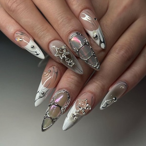 Glamouröse silberne Chrompresse auf Nagel, eleganter 3D-Stern und Metallrahmen-Design auf künstlichen Nägeln, Nägel aufdrücken, Chromnägel, aufpressen