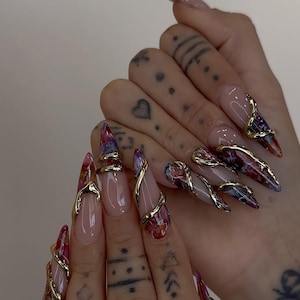 Gold Wire Wrapped Press On Nails, Luxury Marble Nail Art, Edgy Glam Fake Nails, Sculptural Nail Design Nails, Trendy Nail Art, Y2k nails