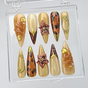 Drücken Sie die Nägel aus, Press On Nails, Herbst-inspirierte Nail Art mit Goldakzenten und 3D-Blumen, handgemachte Herbst Nail Art, künstliche Nägel, Press On