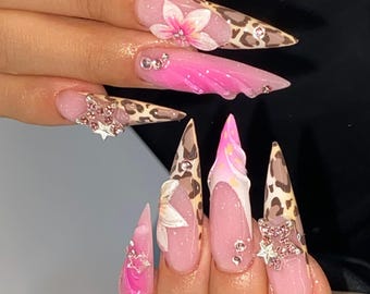 ヒョウ柄の華やかなフラワープレスオンネイル、ピンクの3Dフローラル