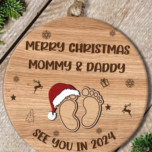 Mama und Papa Frohe Weihnachten bis 2024 Ornament SVG geschnitten Datei, Schwangerschaft Ankündigung SVG Datei, werdende Eltern, Baby Shower svg