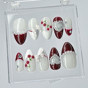 Kirsche und Schleife Drücken Sie auf die Nägel, Elegante Rote und Weiße Nail Art, Nagelset mit Schleife auf Künstliche Nägel, Valentinstag Nägel, Romantische Nagelkunst