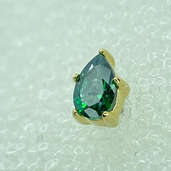 Anatometal Pear 18k Yellow Gold with Emerald Green Cubic Zirconia