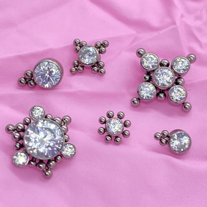 Met kristallen kralen bezette titanium uiteinden, interne schroefdraad 1,2 mm, tragus, helix, conch, platte piercings en meer.