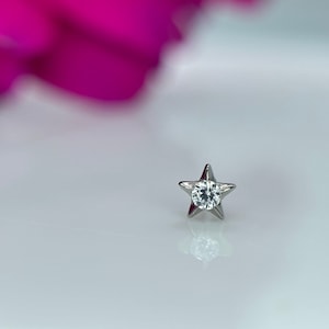 Estrela de titânio com zircônia cúbica transparente de 3 mm da ANATOMETAL Jóias sem rosca, perfeita para hélice, narina, concha, lóbulo, plano e muito mais