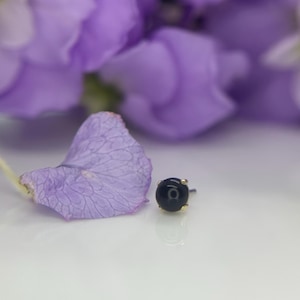 Genuine Onyx Ziana from ANATOMETAL 18k Yellow Gold Threadless Jewelry, perfect for Helix, Nostril, Conch, Lobe, Flat & More