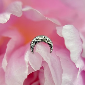 New Moon 14k witgoud van Body Gems geschikt voor flat-, conch-, neusgat-, tragus- en helix-piercings