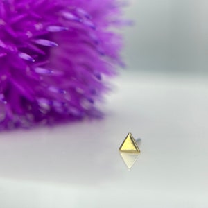 ANATOMETAL 2.5mm Triangle 18K Yellow Gold Threadless Jewelry, perfect for Helix, Conch, Nostril, Flat, Lobe piercings
