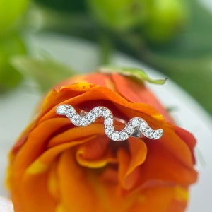 Anello Snake Rook, segmento ovale incernierato di Tish Lyon in oro bianco 14 kt con pavé di zirconi cubici da 1,2 mm, 16 g x 7 mm