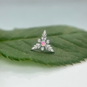Rivendell van Junipurr 14K witgoud met lichtroze opaal, threadless sieraden, perfect voor helix-, conch-, lob-, flat & More-piercings