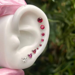 Juego de puntas de titanio NeoMetal con circonita cúbica roja rubí sin rosca, perfecto para hélice, fosa nasal, caracola, lóbulo, plano y más.