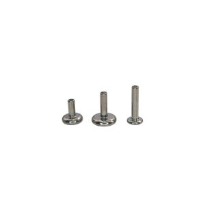 Op de afbeelding: Drie zilverkleurige labret studs met platte achterkantjes in verschillende lengtes. Elke stud heeft een platte, cirkelvormige basis en een cilindrische pen. De studs zijn gerangschikt op een witte achtergrond.