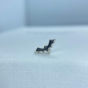 Murciélago de hongo en oro blanco de 14 quilates con esmalte negro, joyería sin rosca, perfecta para hélice, fosa nasal, caracola, lóbulo, plano y más