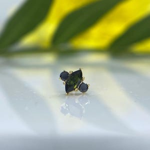 Piercing Anatometal com Turmalina Genuína em Formato de Marquise, em Ouro Amarelo 18k, sem Rosca. Perfeito para a maioria dos piercings de orelha, incluindo Conch, Tragus e Hélix.