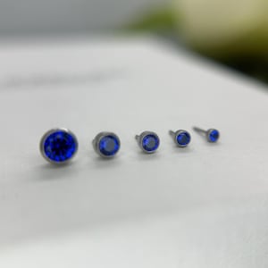 NeoMetal Titan Lünette saphirblau CZ Threadless Schmuck, perfekt für Helix, Nostril, Conch, Lobe, Flat & mehr