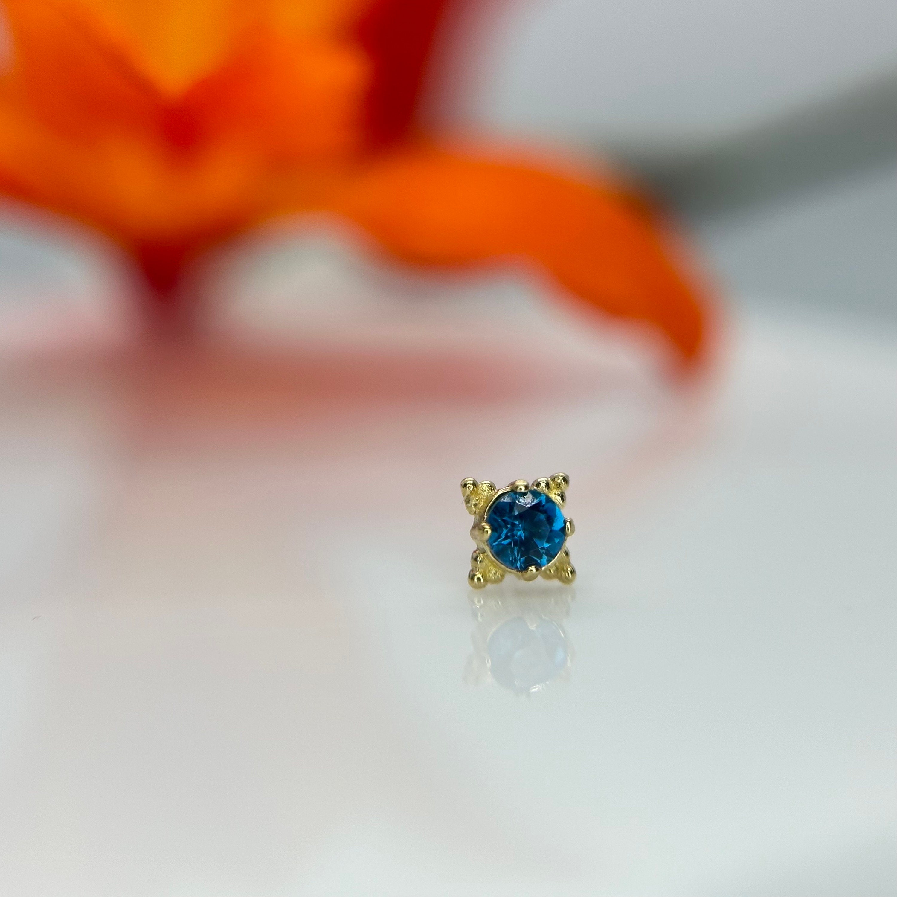 サファイアブルーCZ 2 mm Zia Anatometal 18Kイエローゴールド 