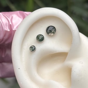 Extremos de cabujón de ágata musgosa Junipurr - Joyería de titanio sin rosca