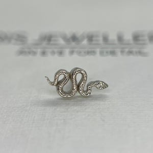 Parte superiore senza filettatura in oro bianco massiccio 14kt a forma di serpente a sonagli, per piercing all'elica, piatti, al lobo, alla conca e alla narice - Norvoch