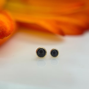 Genuine Onyx Cabochon from Neometal 18K Yellow Gold Threadless Jewelry, perfect for Helix, Nostril, Conch, Lobe, Flat & More