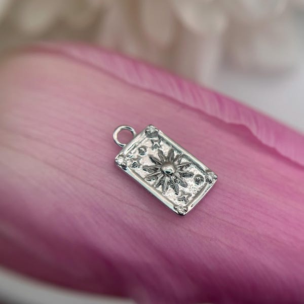 Dije de la carta del Tarot "El Sol" con un diamante auténtico en oro blanco de 14 kt, ideal para piercings en hélix, lóbulo, caracola, torre y más.