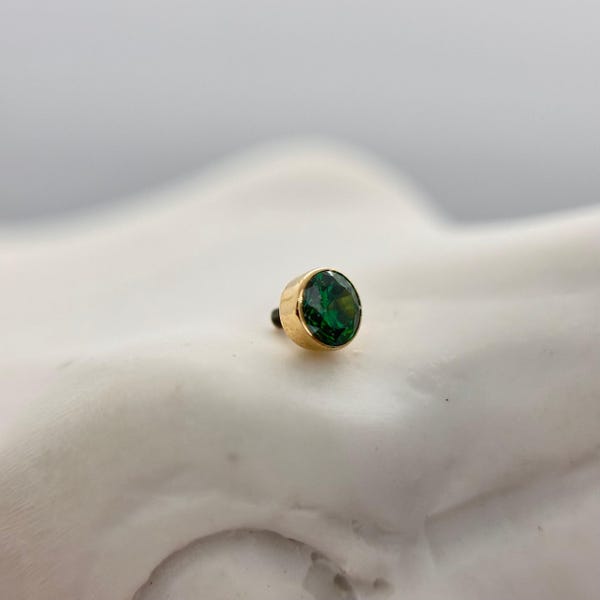 3 mm Smaragd Grün CZ Lünette von Body Gems 14K Gelbgold 1,2 mm 16g, perfekt für Helix, Conch, Lobe, Rook, Vertikales Labret, Augenbraue & Mehr