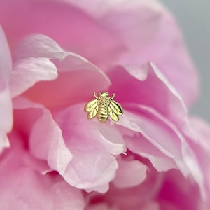 14k Yellow Gold Bumble Bee from Body Gems suitable for Flat, Conch, Nostril, Tragus & Forward Helix piercings