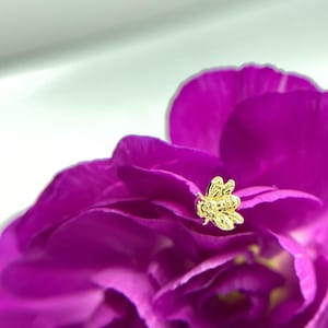JUNIPURR Mini Bee in oro giallo 14 carati per piercing Helix, Flat, Lobo e Forward Helix