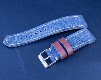 Correa de reloj combinada con parte superior de tela vaquera y parte inferior de cuero curtido vegetal. Un accesorio elegante y duradero que le da un toque personal a cualquier atuendo.