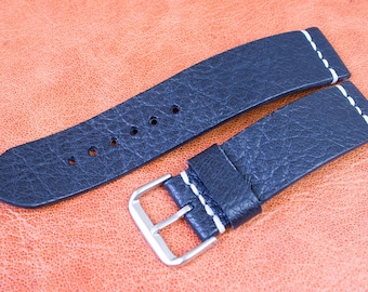 Correa de piel de búfalo hecha a mano, curtido al vegetal. Duradero, elegante y único. El complemento perfecto para un look elegante.