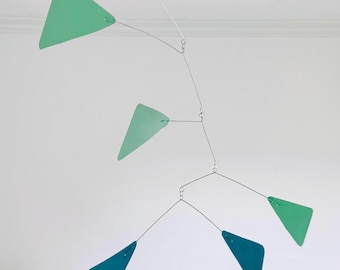 Abstracte, moderne mobiel in turquoise en groen, 68,5 cm breed x 63,5 cm hoog.