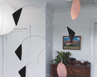 Cerchi classici in rame con triangoli neri su filo d'acciaio, 53 cm di larghezza x 79 cm di altezza