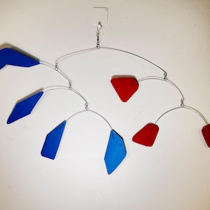 Móvel clássico de metal pintado, vermelho e azul, 28” de largura x 15” de altura