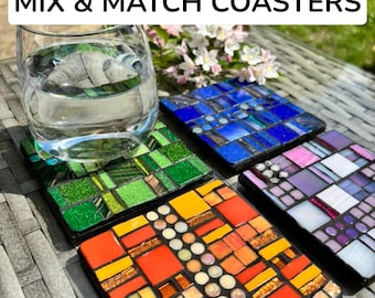 Può includere: Un set di sottobicchieri quadrati a mosaico in vari colori, tra cui verde, blu, arancione e viola. Un bicchiere d'acqua è appoggiato su uno dei sottobicchieri. Il testo "MIX & MATCH COASTERS" è visibile.
