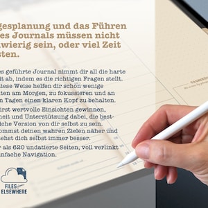 K&ouml;nnte beinhalten: Ein wei&szlig;er Stift wird in einer Hand &uuml;ber einem cremefarbenen Journal gehalten, auf dem der Text "Tagesplanung und das F&uuml;hren eines Journals m&uuml;ssen nicht schwierig sein, oder viel Zeit kosten." und "Dieses gef&uuml;hrte Journal nimmt dir all die harte Arbeit ab, indem es die richtigen Fragen stellt. Auf diese Weise helfen dir schon wenige Minuten am Morgen, zu fokussieren und an vollen Tagen einen klaren Kopf zu behalten. Du wirst wertvolle Einsichten gewinnen, Klarheit und Unterst&uuml;tzung dabei, die best-m&ouml;gliche Version von dir selbst zu sein. Du kommst deinen wahren Zielen n&auml;her und verstehst dich selbst immer besser. Mehr als 620 undatierte Seiten, voll verlinkt f&uuml;r einfache Navigation." steht.