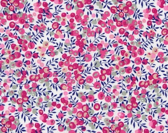 Pode incluir: Um tecido branco com um padrão repetido de cachos florais rosa e cinza. O padrão floral é um design em pequena escala com um toque delicado e feminino.