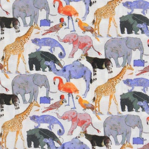Peut inclure: Un fond blanc avec un motif répétitif de différents animaux, notamment des éléphants, des girafes, des flamants roses et des chameaux. Les animaux sont dessinés dans un style fantaisiste avec des couleurs vives et des détails.